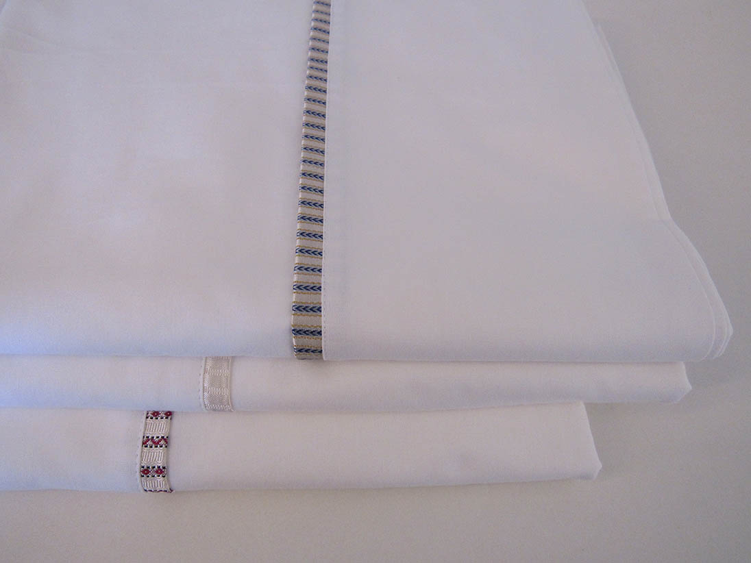 White cotton bedding with satin applique